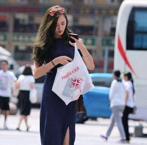 街拍重庆妹子, 味道真的辣眼睛,很想把她娶回家