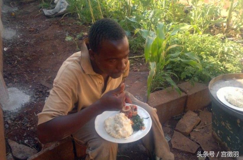 享受午餐的非洲小伙,吃完了还得继续干活.