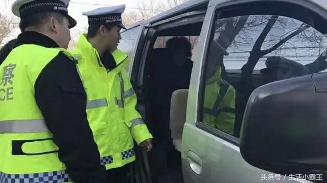 出门开车忘记带驾驶证怎么办?学会这招,交警乖