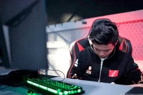 4AM孤存解说PCPI总决赛,太真实,比虎牙主直播