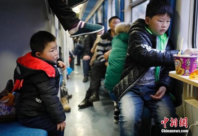 春运途中回家过年的孩子们