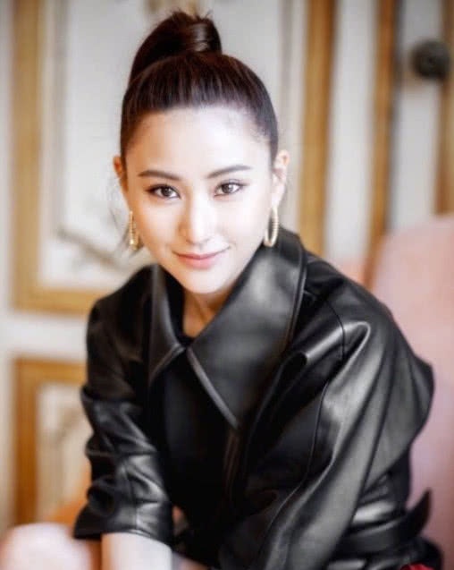 窦骁何超莲承认恋情,广撒狗粮,网友:被秀了一脸