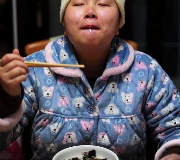 我和姑姐同时坐月子，看着婆婆做的两份月子餐，我羞愧难当