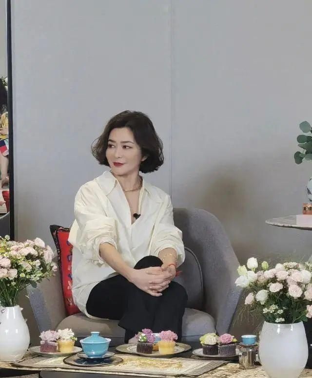 58岁十三姨颜值回春，直播气质出众，泡遍香江富豪如今形单影只