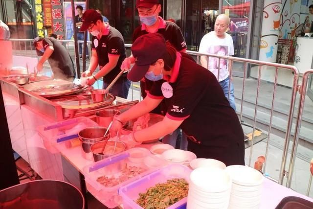 郑州街头现滴滴外卖 大碗烩面 ,40C高温市民排
