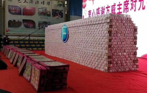 身家超200亿钢铁大王发5亿多现金红包给员工，人均5万元！