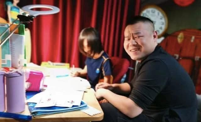 岳云鹏9岁女儿越长越漂亮，爱妻从手术中恢复，一家四口羡煞旁人