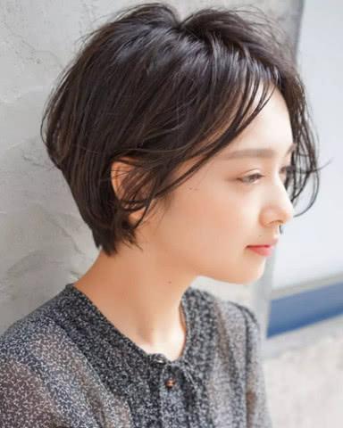 发量多适合剪什么发型?这几款发型女人味十足