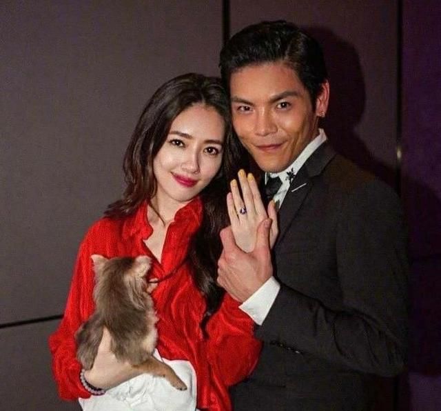 向佐求婚郭碧婷成功,从节目到奔现,这段爱情中