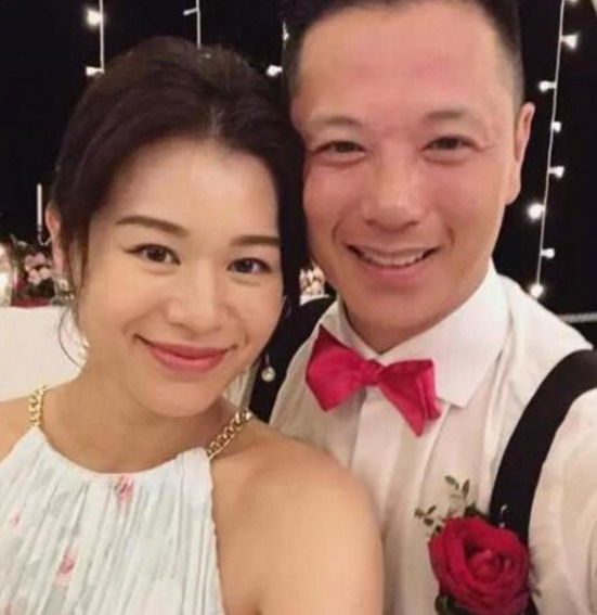 胡杏儿挺孕肚参加朋友婚礼,老公全程陪护,这个
