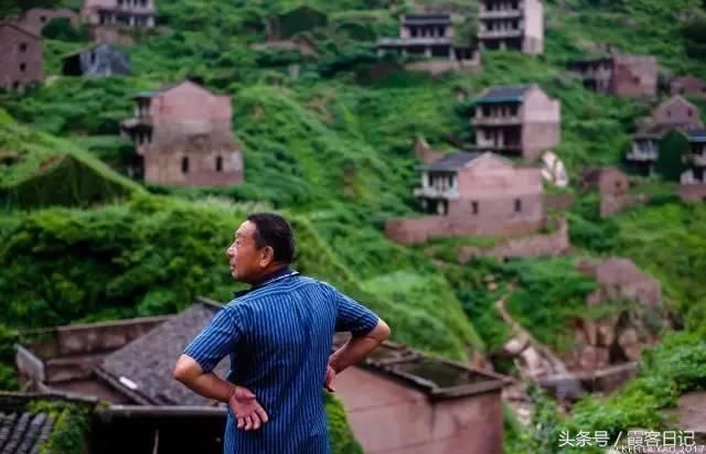 村民全搬走，他一人独守，中国最有钱的村庄成鬼村，却惊艳全球