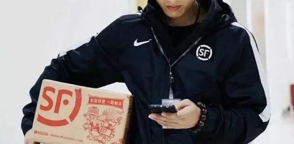 顺丰员工的工作服都是Nike的,说要组队送快递