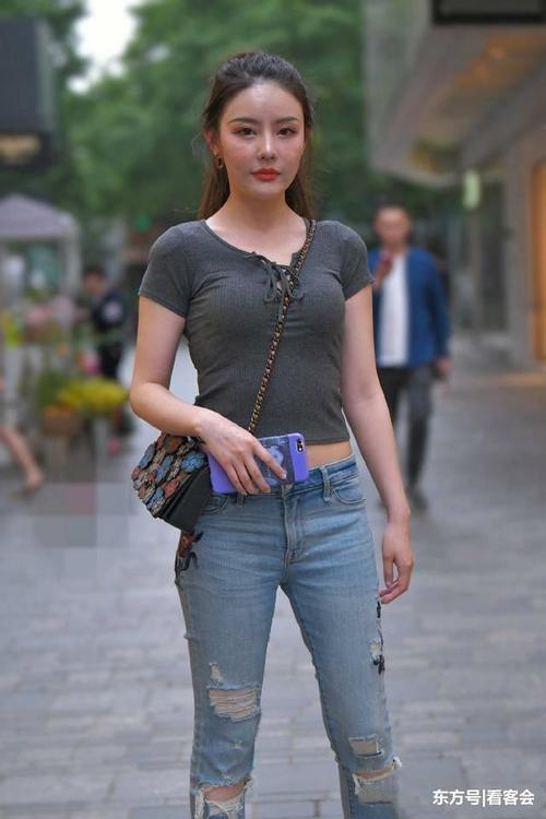 街拍:身材高挑的大长腿美女,酒电脑高跟鞋搭配好红色美女身材屏保图片