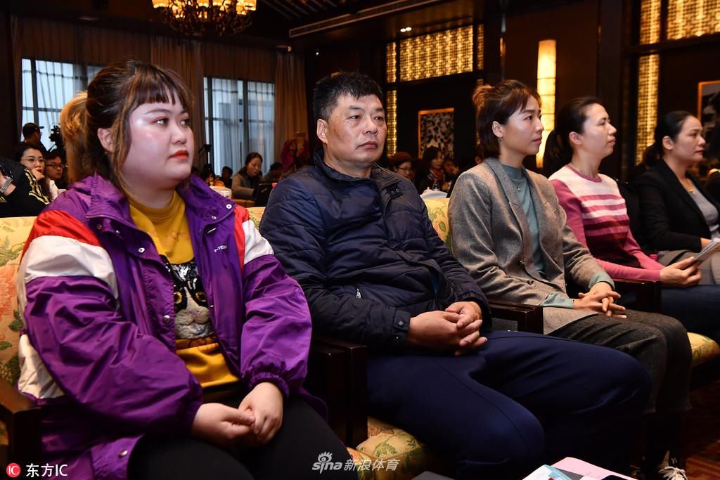 新时代传承弘扬女排精神座谈 陈忠和魏秋月魏