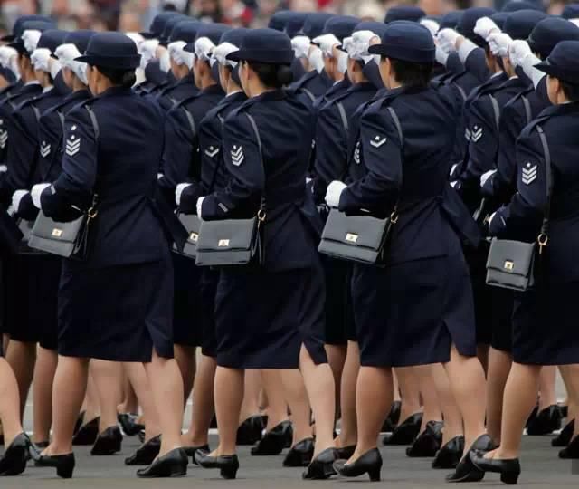 女兵是世界各国阅兵式上的“靓丽风景”!