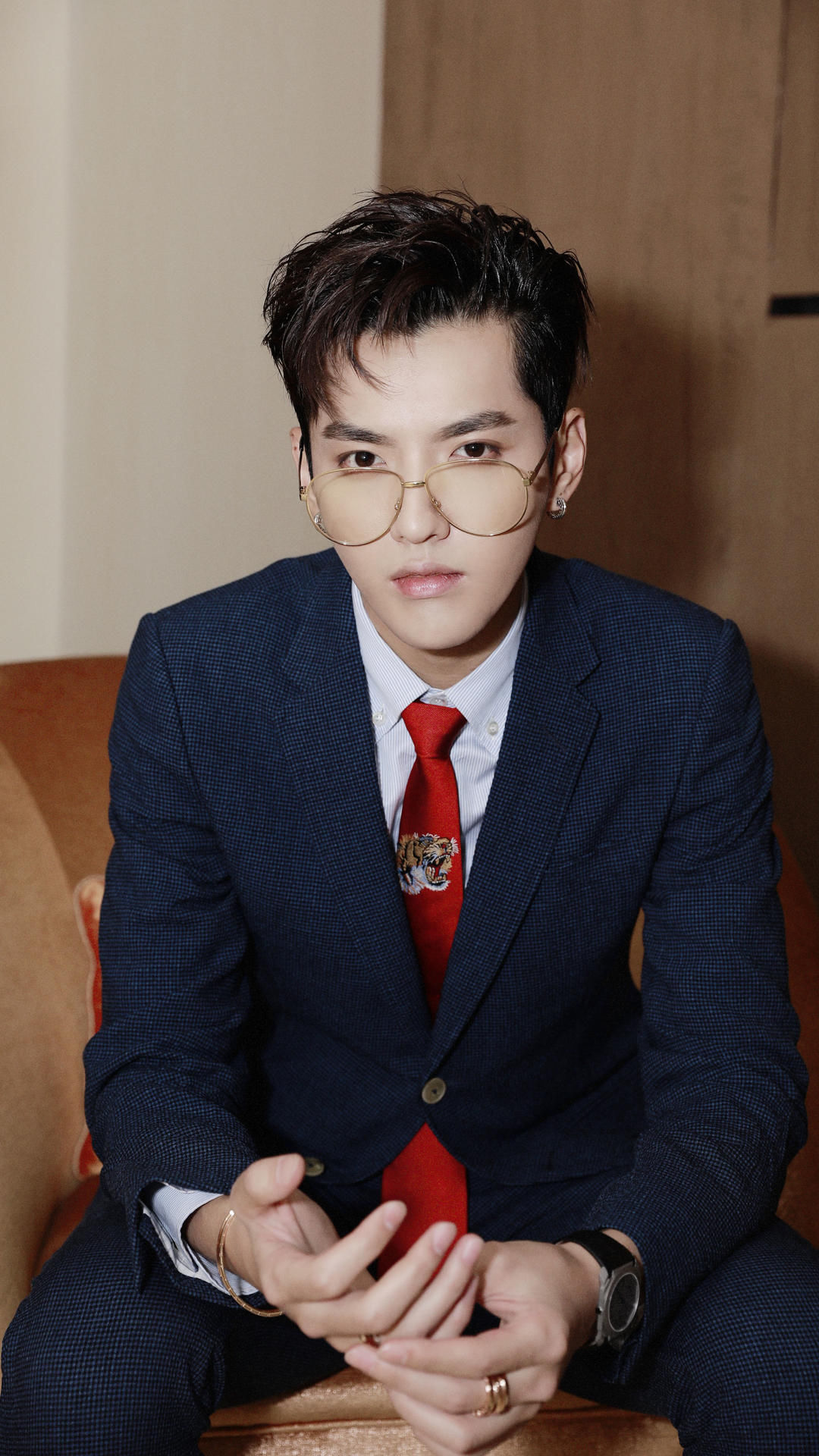 HD高清明星壁纸:吴亦凡出席活动帅气正装照,红