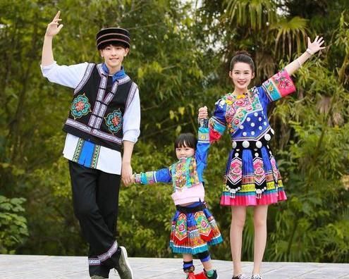 《爸爸5》路透照:李沁穿民族服娇美上线,与邓