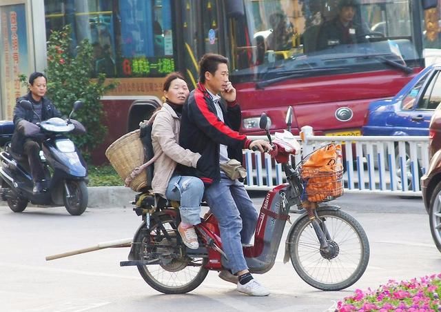 工地上的农民工,为什么喜欢把老婆带在身边?3