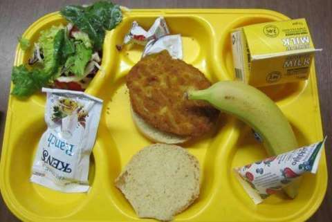 实拍:各国孩子在学校的午餐,英国的吃不饱,比利