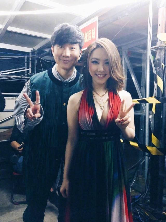 邓紫棋深V裸背大秀好身材,大胆向他公开表白