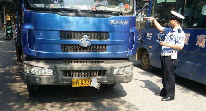 河南严查大货车故意遮挡车号牌 违者罚款一次