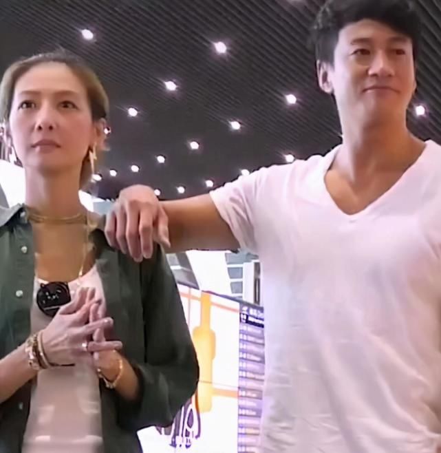何润东罕见地带37岁娇妻露面，长相酷似江疏影，孙俪却无辜躺枪