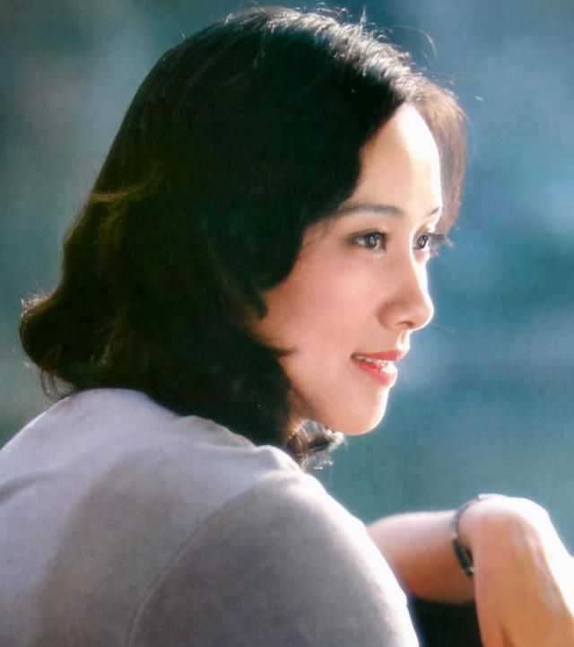 老戏骨黄梅莹：与老公姐弟恋相伴36年，今一家三口其乐融融