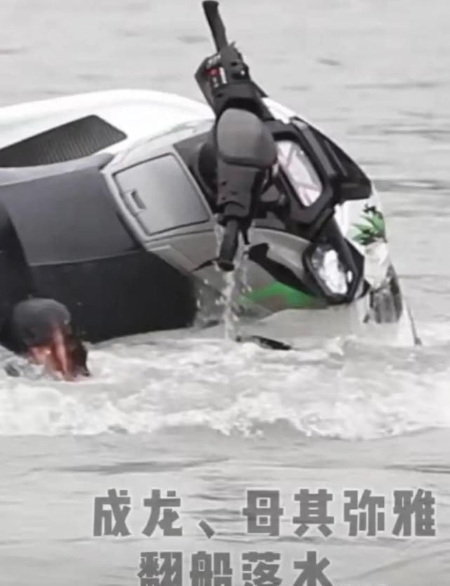 66岁的成龙在拍摄《急先锋》时，险些丧命，被救起后不忘感谢父亲保佑！