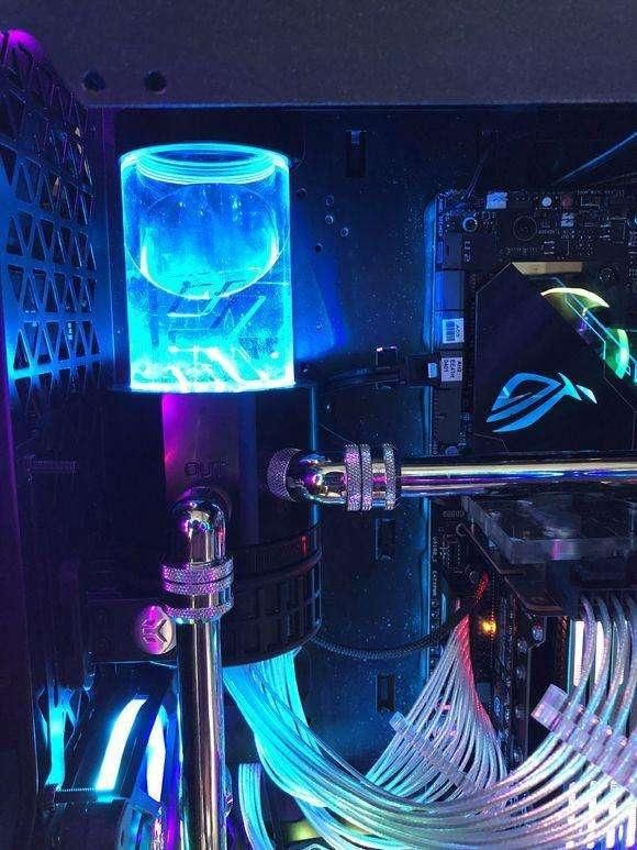 啥条件啊?玩逆水寒?家里8G内存都跑不动了