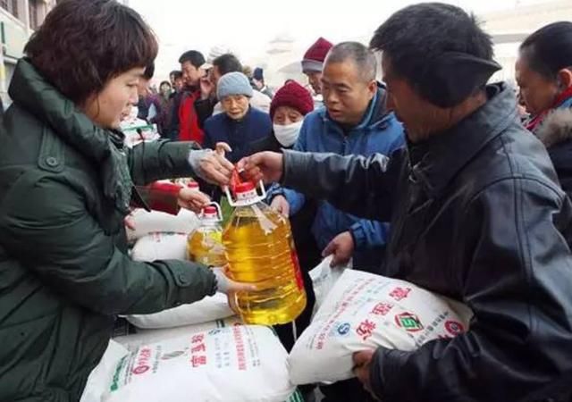 农村扶贫，农民都不领情，老农说出了原因，该村干部忙了！