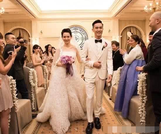 李承铉韩国综艺首度公开戚薇照片,惊艳美貌看