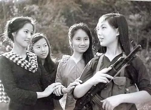 在越南战争中，美军审讯越南女俘的展现无耻手段|知言历史