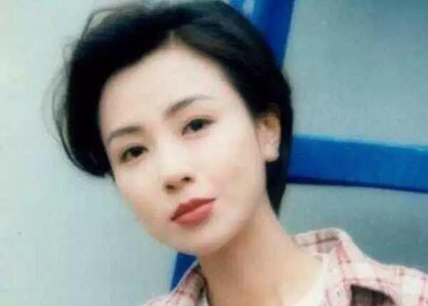 她15岁出道,美过黎姿,刘銮雄为其买豪车,却是双