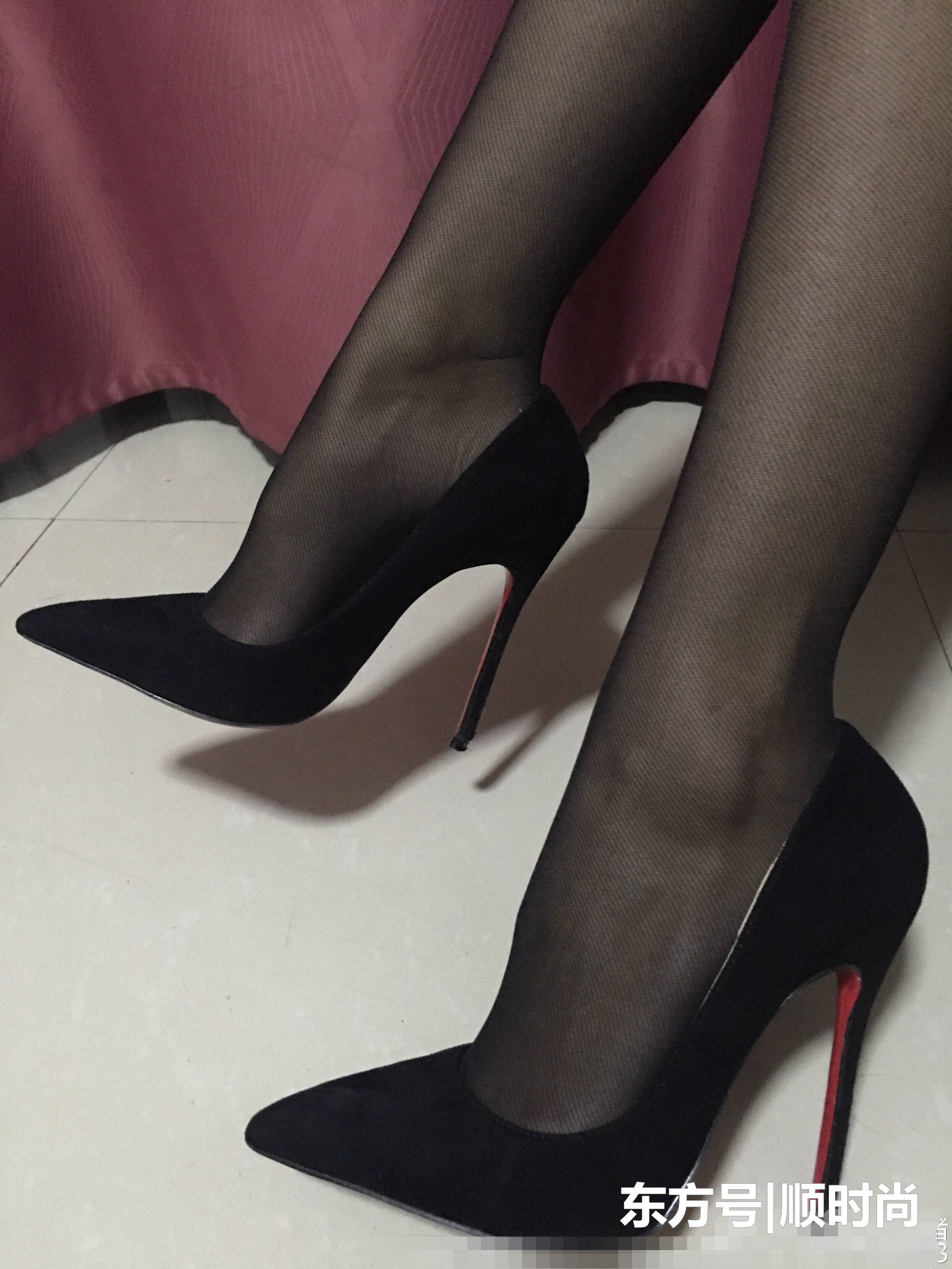 高跟鞋配丝袜衬托出女性的魅力,显得很修长挺