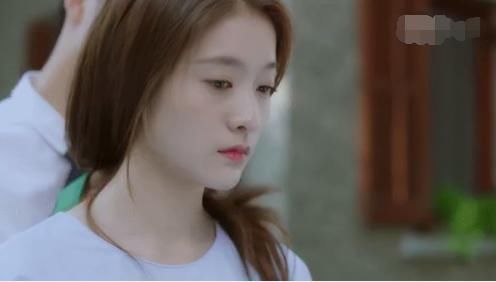 两版《泡沫之夏》欧辰绿蕾丝为夏沫扎头发,镜