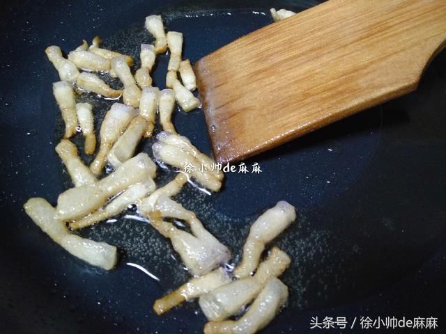 豇豆这样炒，一滴水都不用放，却比放水好吃百倍，入味又下饭！