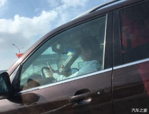 开车看手机