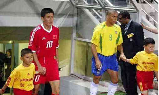 卡洛斯把郝海东球衣放巴西博物馆,郝海东却把