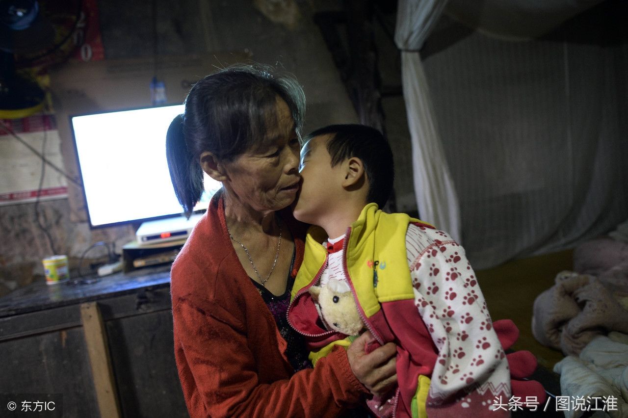 弟弟雇姐姐姐夫带孩子3年不见人不给钱,4岁孩