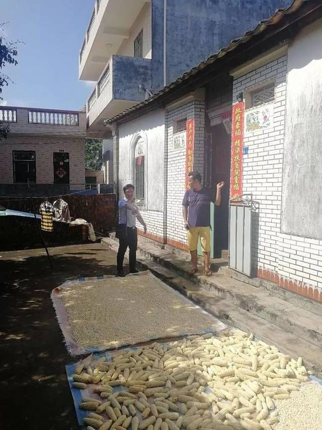 海口食药监局赴帮扶村开展扶贫APP签到验证