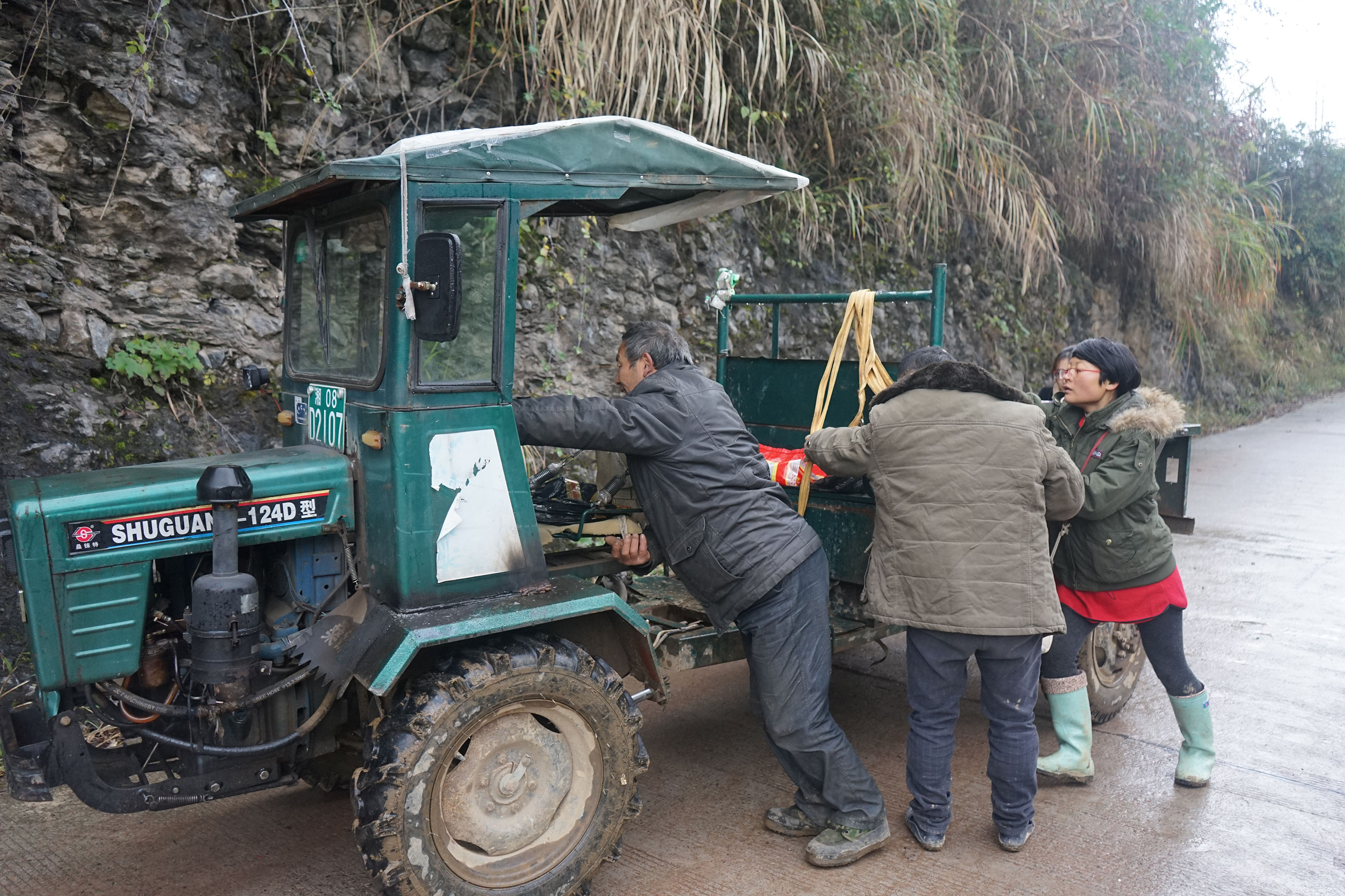 湘西九妹淘宝直播帮村民卖山货 村民一月收入
