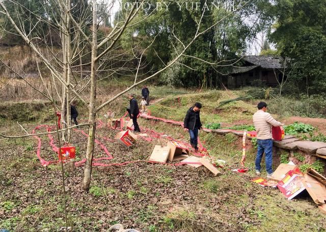 重庆农村一位大爷的八十大寿坝坝宴，四方乡邻做八层蛋糕相贺