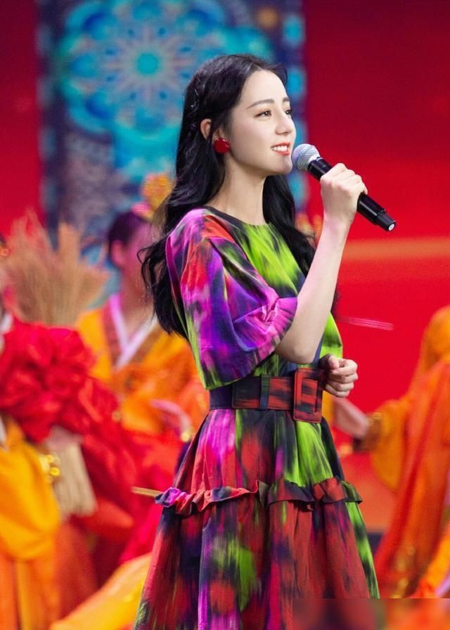 任嘉伦迪丽热巴走上大舞台，用歌声向祖国告白，嘉人爱丽丝乐开怀
