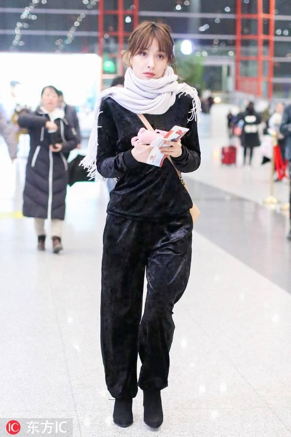 吴昕现身北京机场,一身黑色服装太美了