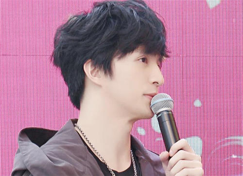 高磊鑫薛之谦复合 薛之谦高磊鑫牵手机场照片