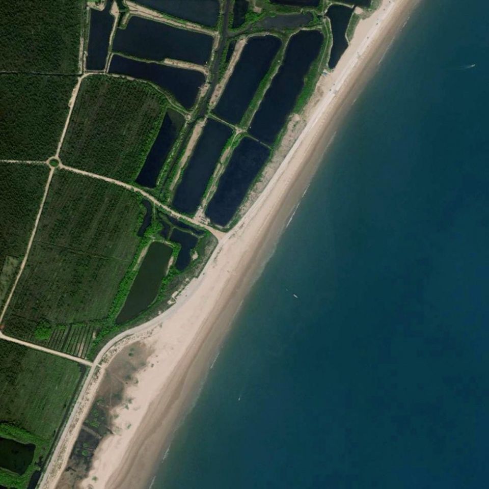 10月福州美女海边换泳衣要留意天上 美国卫星