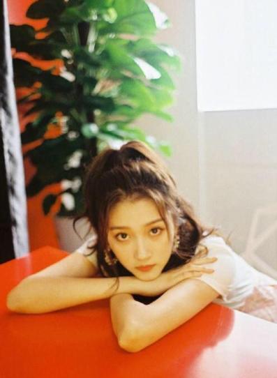 鹿晗吻关晓彤34秒,吻到脖子青筋暴起,网友私下