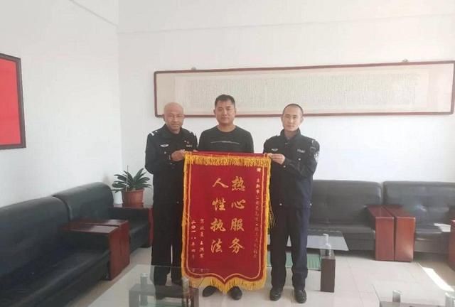 外地货车半道坏在阜新高速上阜新交警这样做…