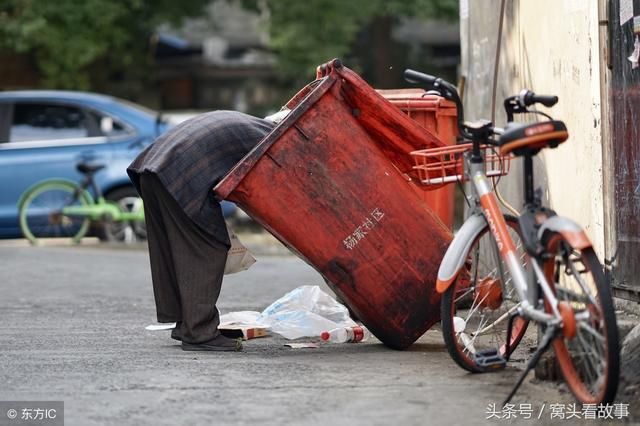 拾荒老人去酒店被众人嘲笑，经理赶来后却握着他的手大哭