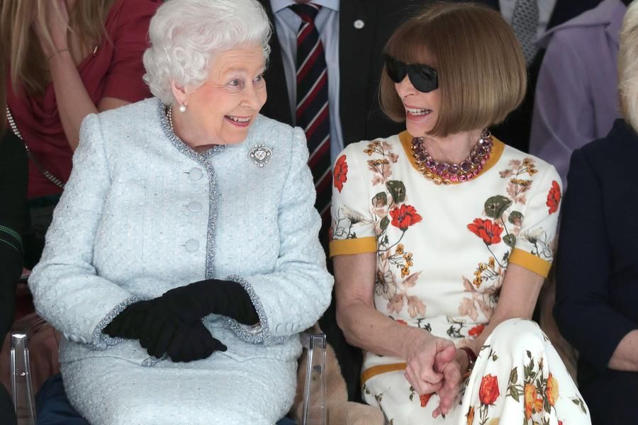 英女王出席伦敦时装周 与时尚女魔头同台